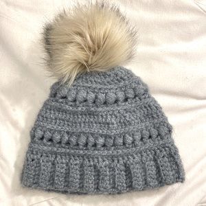 Women’s winter beanie hat w/ pom pom!❄️